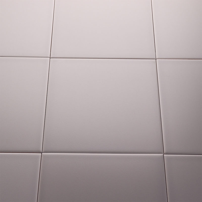 Superficie acabada esmalte gris de la pared y de las baldosas de piso 16x16 del cuarto de baño de la porcelana